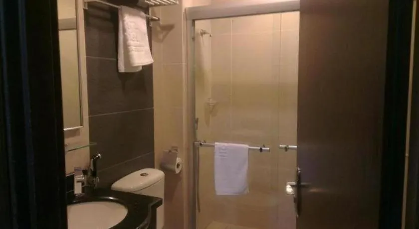 1 City Hotel Kota Kinabalu 0*,  Malesia